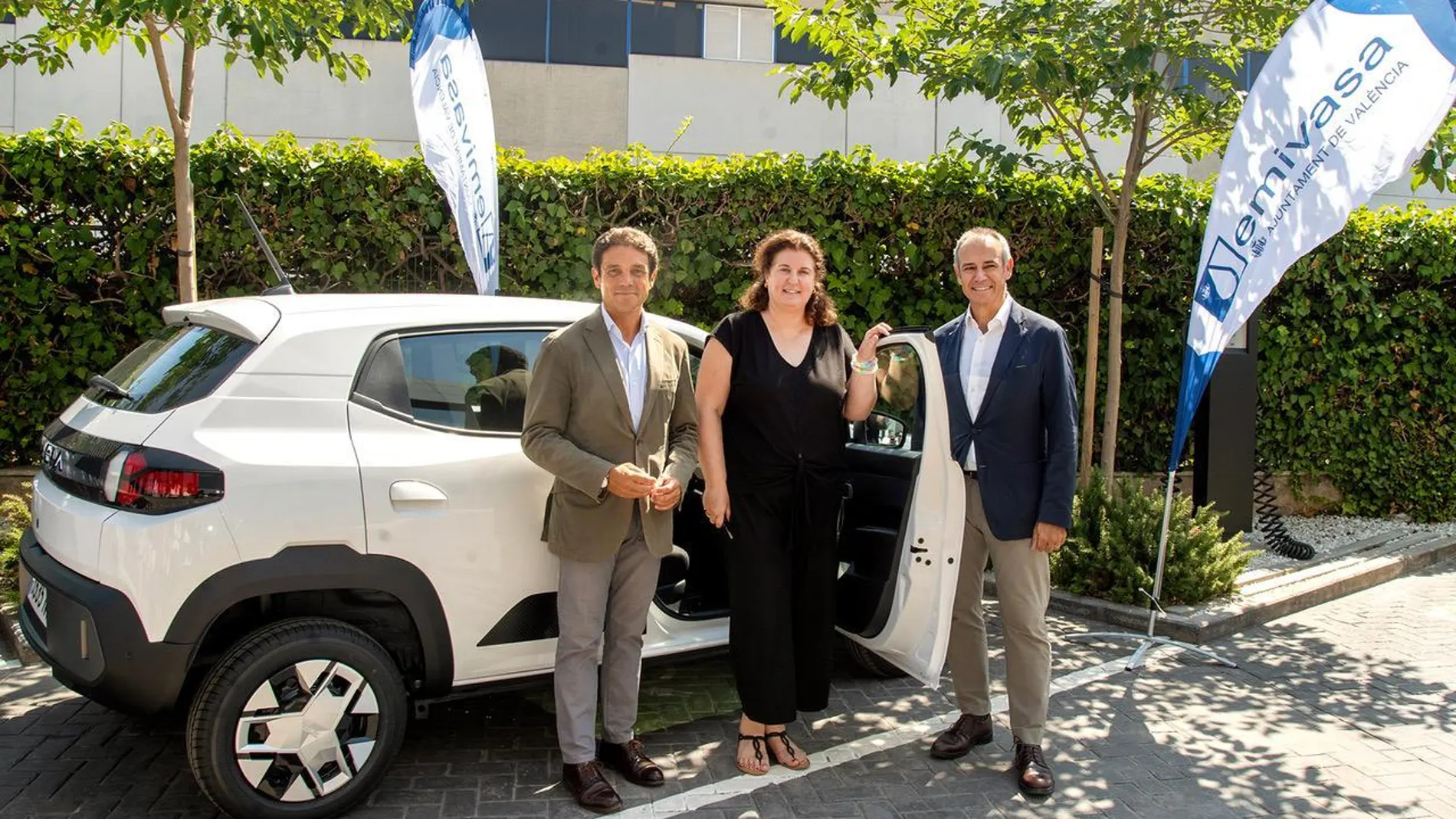 La ganadora de un vehículo eléctrico por pasarse a la factura electrónica