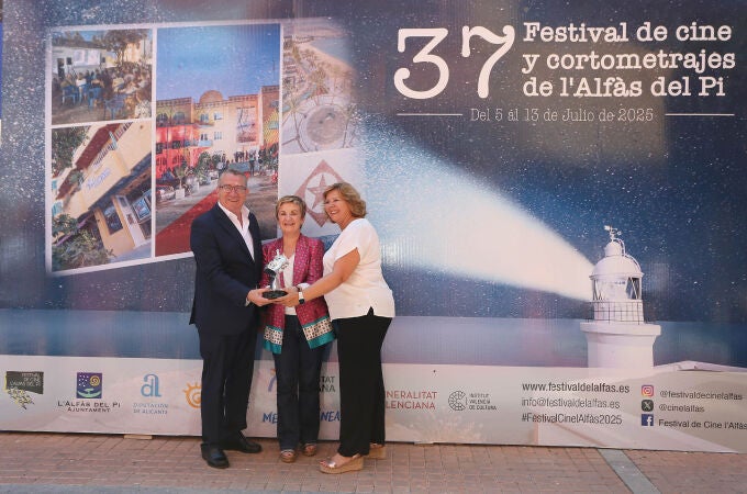 El presidente de la Diputación, Toni Pérez, la consellera de Turismo, Marián Cano, y la concejala de Presidencia de l'Alfàs del Pi, Mayte García, en la presentación hoy el festival de cine