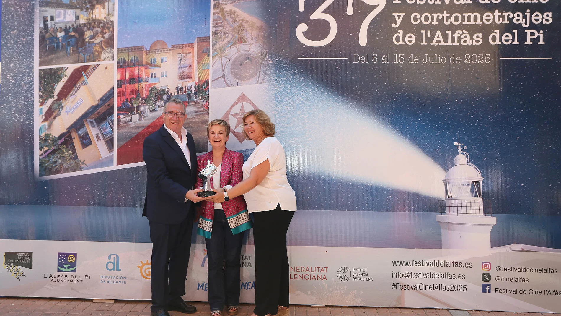 El presidente de la Diputación, Toni Pérez, la consellera de Turismo, Marián Cano, y la concejala de Presidencia de l'Alfàs del Pi, Mayte García, en la presentación hoy el festival de cine