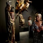 La consejera de Cultura y el hermano mayor de la Santa Caridad, en la inauguración de la exposición