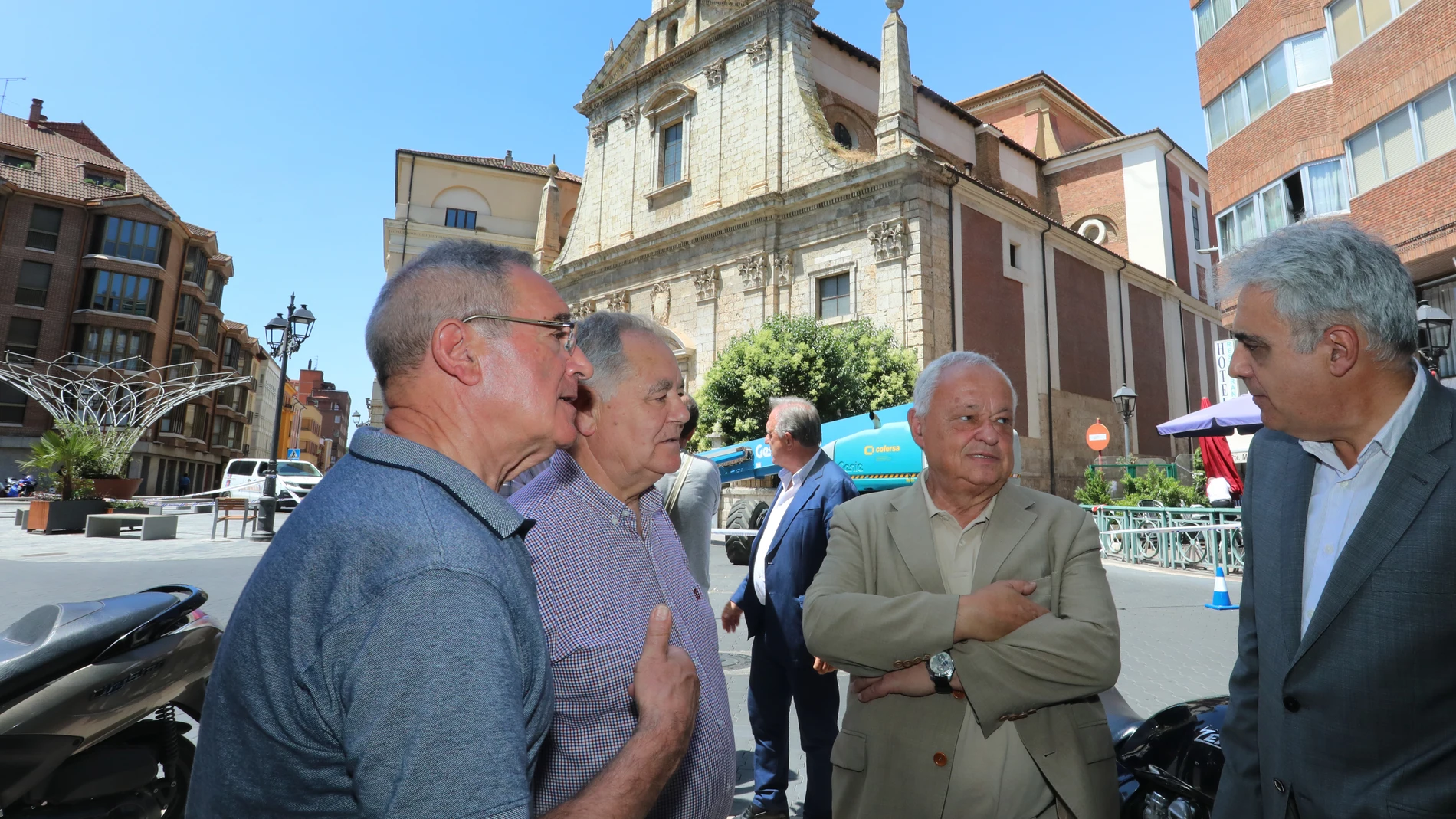 El consejero Gonzalo Santonja visita Palencia para contemplar los deterioros de la iglesia