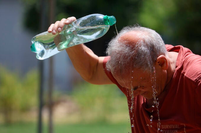 Imagen de una persona refrescándose