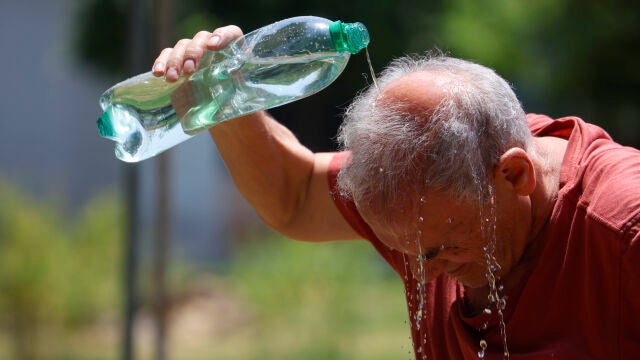 Imagen de una persona refrescándose