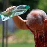 Imagen de una persona refrescándose