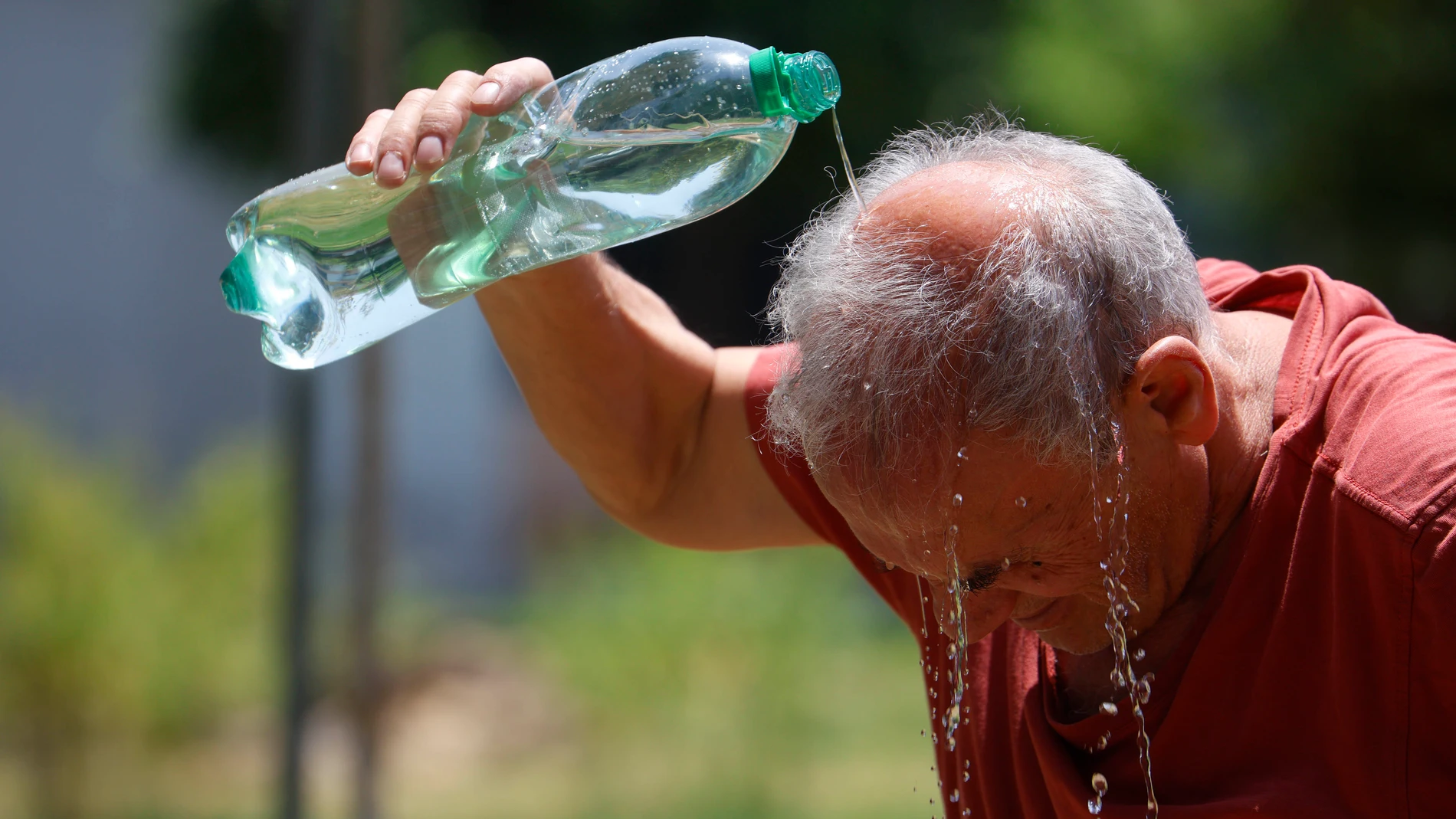Imagen de una persona refrescándose