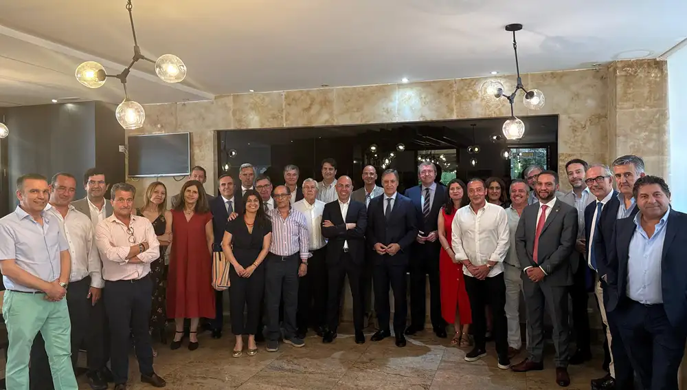 El alcalde de Salamanca, Carlos García Carbayo, se reúne con representantes de Empresa Familiar