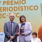 Luis Rodríguez Padial, presidente de la Sociedad Española de Cardiología, entregó el galardón a Raquel Bonilla