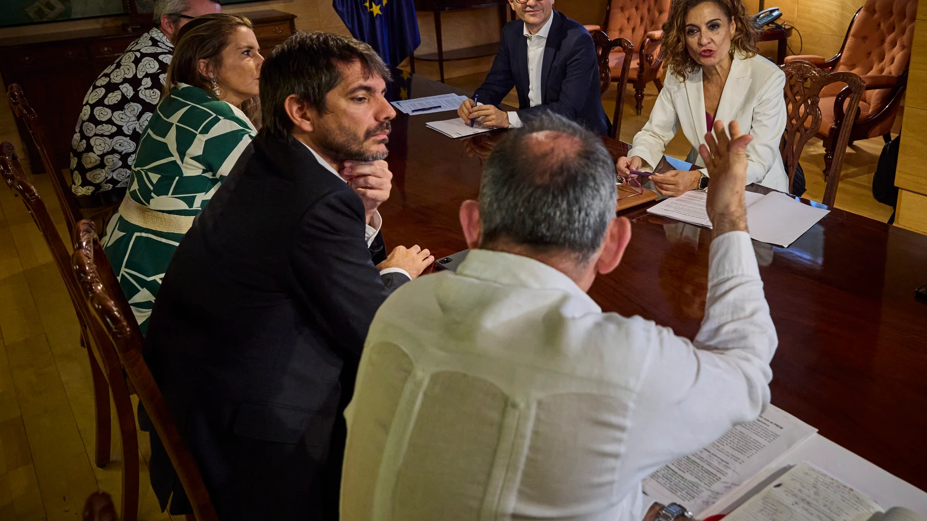 Reunion del PSOE (Maria Jesus Montero y Felix Bolaños) y Sumar (Ernest Urtasún) en la comisión sobre el pacto de la coalición tras la crisis desatada por el caso Santos Cerdán en el Congreso de los Diputados. © Alberto R. Roldán / Diario La Razón. 02 07 2025