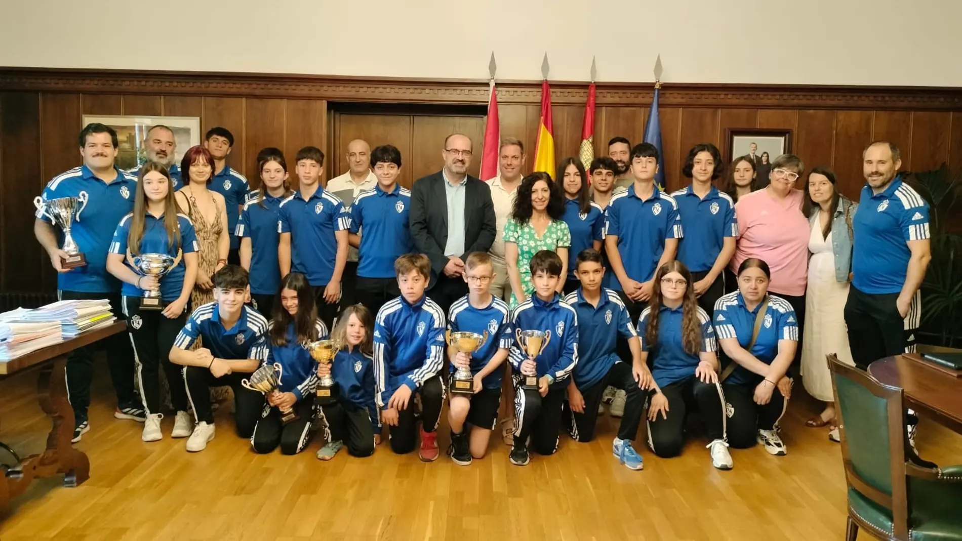 El alcalde de Ponferrada, Marco Morala, recibe a la S.D. Ponferradina Hockey