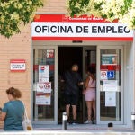El paro baja en 48.920 personas en junio impulsado por los servicios, hasta su menor nivel en 17 años