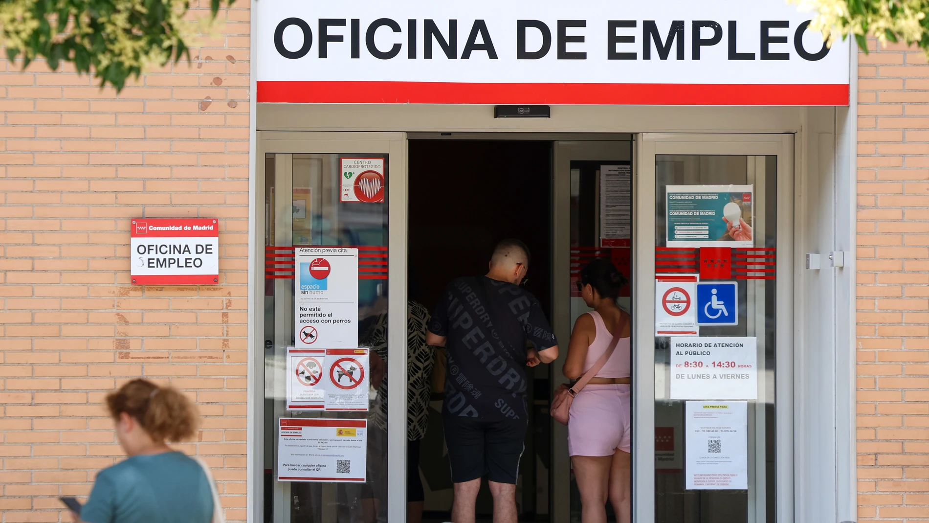 Varias personas entran a una oficina del SEPE, a 2 de julio de 2025, en Madrid (España). El paro registrado en las oficinas de los servicios públicos de empleo bajó en 48.920 personas en junio en relación con el mes anterior (-2%) debido, sobre todo, al sector servicios, que concentró algo más de tres cuartas parte del descenso del desempleo, según datos publicados hoy por el Ministerio de Trabajo y Economía Social. 02 JULIO 2025;PARO;SEGURIDAD SOCIAL;AFILICACIÓN Marta Fernández / Europa P...