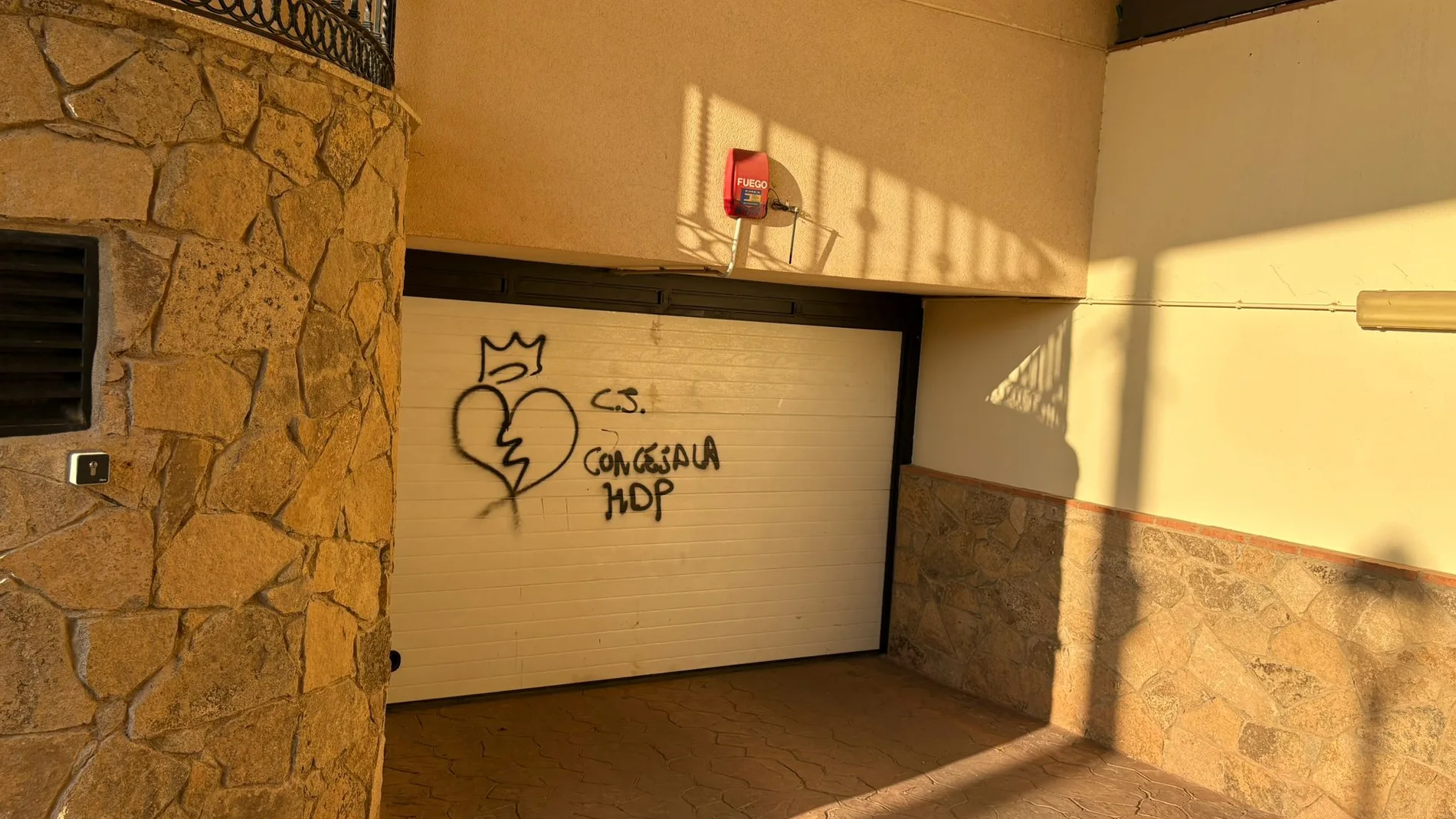 Pintada en la casa de la concejala socialista de Candeleda