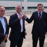 Fernández Carriedo hace entrega de las llaves en presencia de Yolanda de Gregorio y Benito Serrano