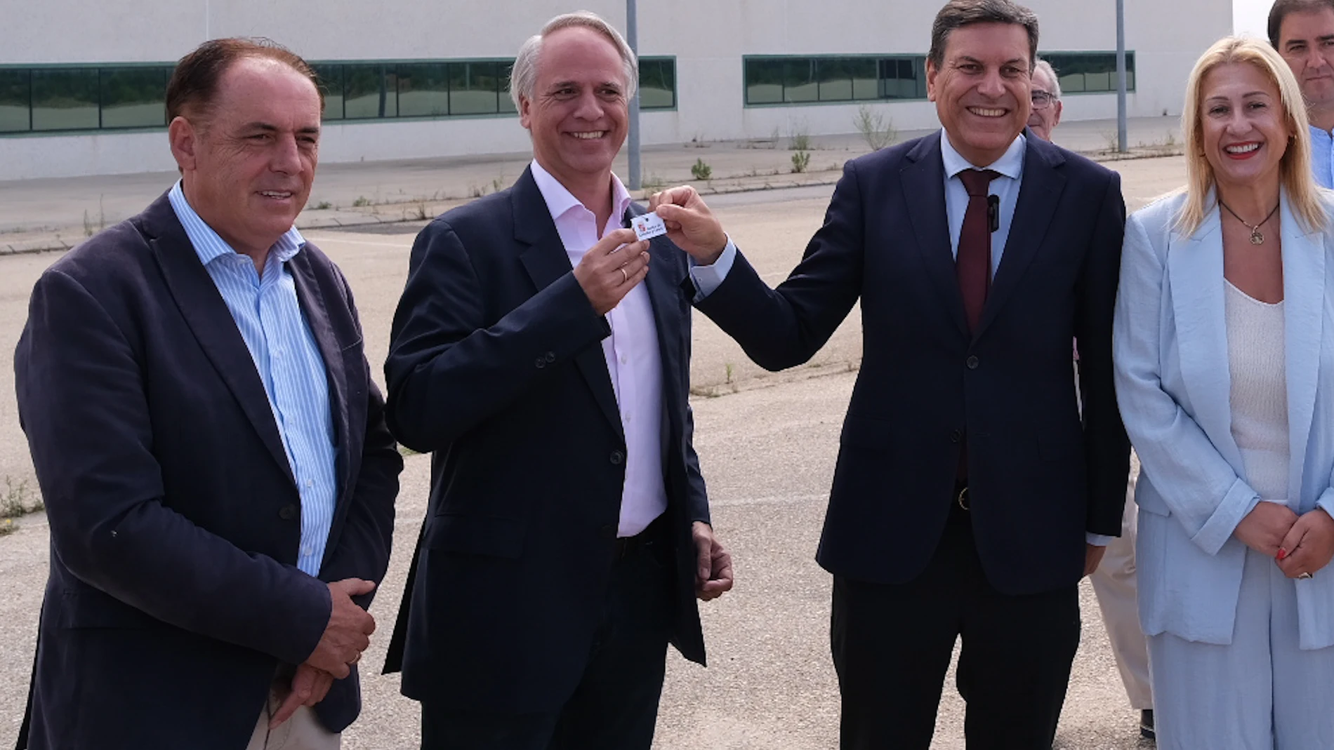 Fernández Carriedo hace entrega de las llaves en presencia de Yolanda de Gregorio y Benito Serrano