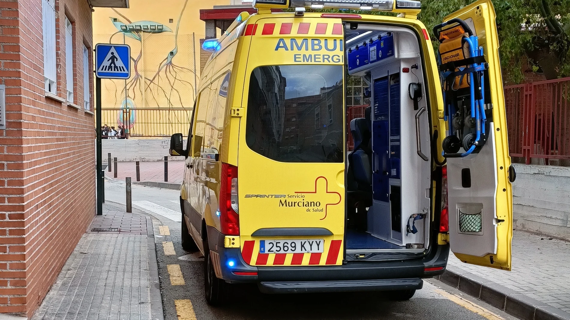 El herido de Torre Pacheco (Murcia) fue trasladado en ambulancia