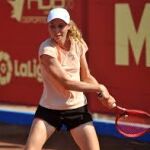 Cristina Bucsa arrasa a Vekic y avanza firme en Wimbledon (6-1, 6-3)