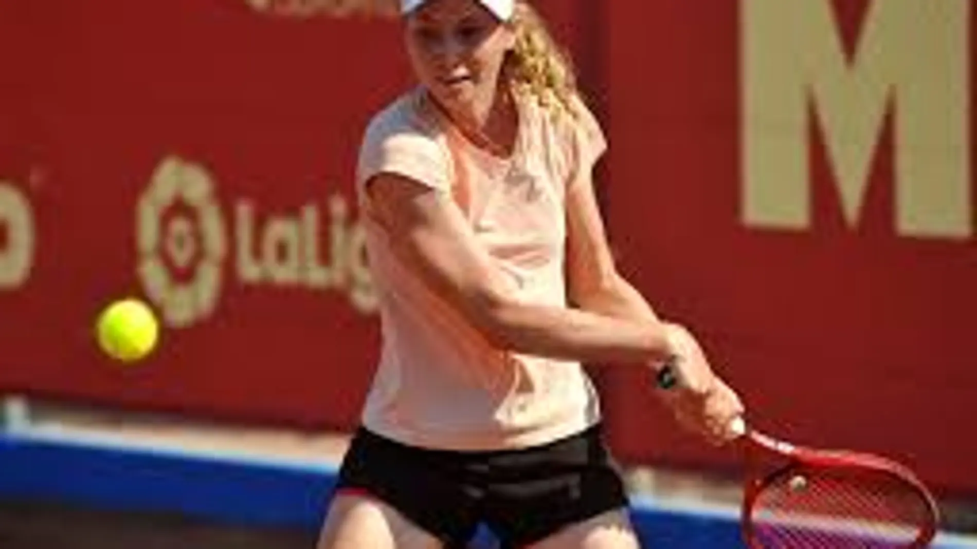 Cristina Bucsa arrasa a Vekic y avanza firme en Wimbledon (6-1, 6-3)