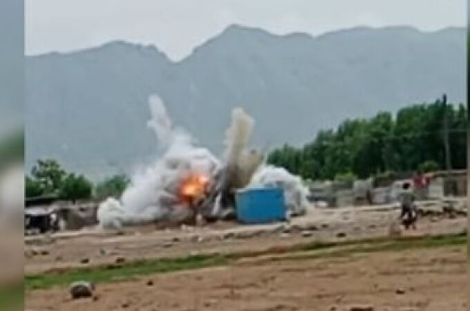 Momento de la explosión de la moto bomba