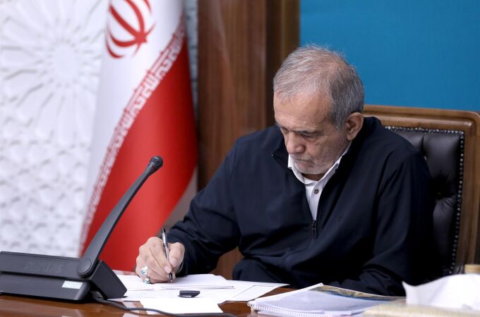 El presidente de Irán promulga la ley para suspender la cooperación con el OIEA