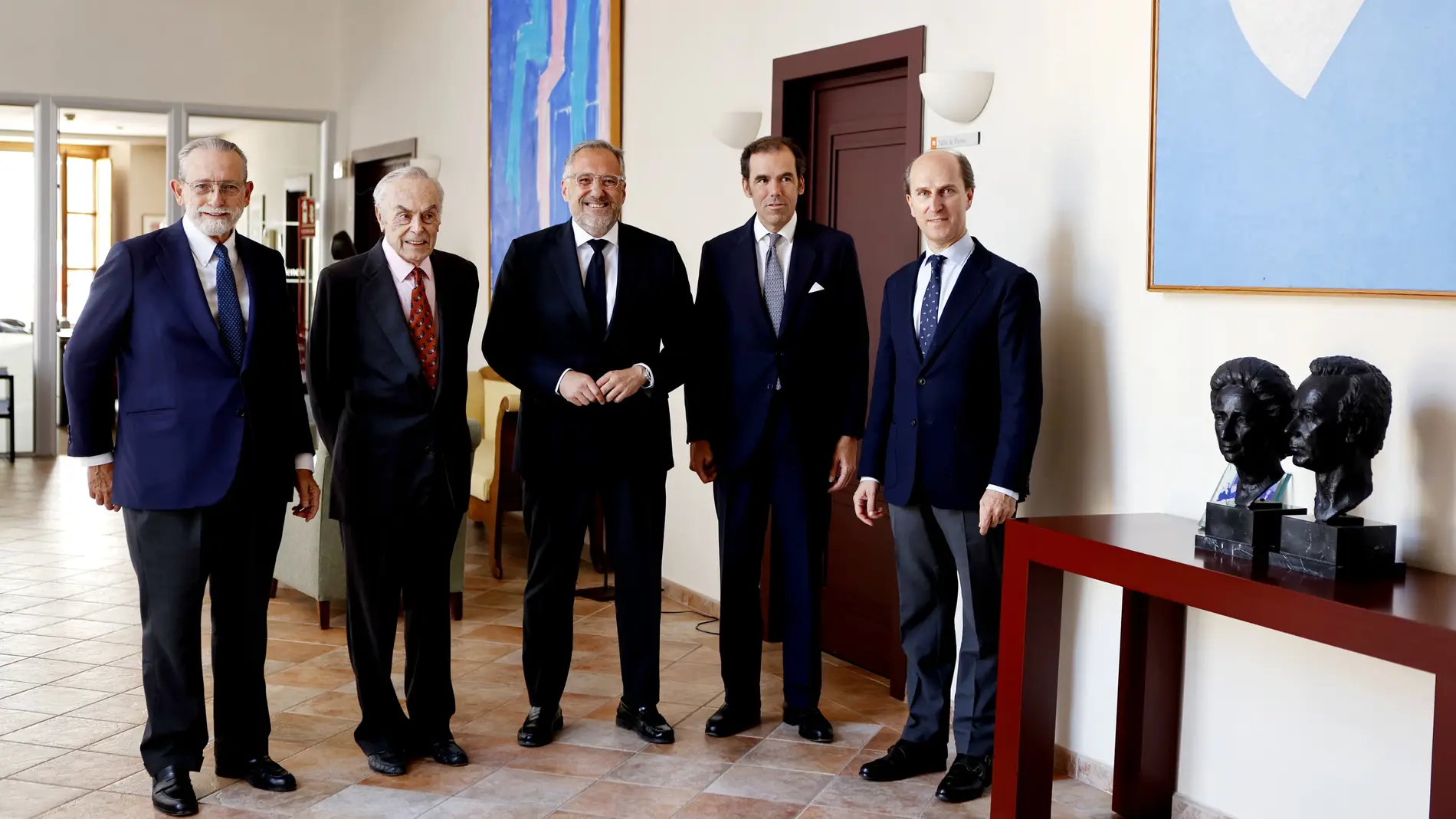 En la imagen, Carlos Pollán junto a Rafael Benjumea, Carlos Zurita y Rodríguez Ponga, entre otros