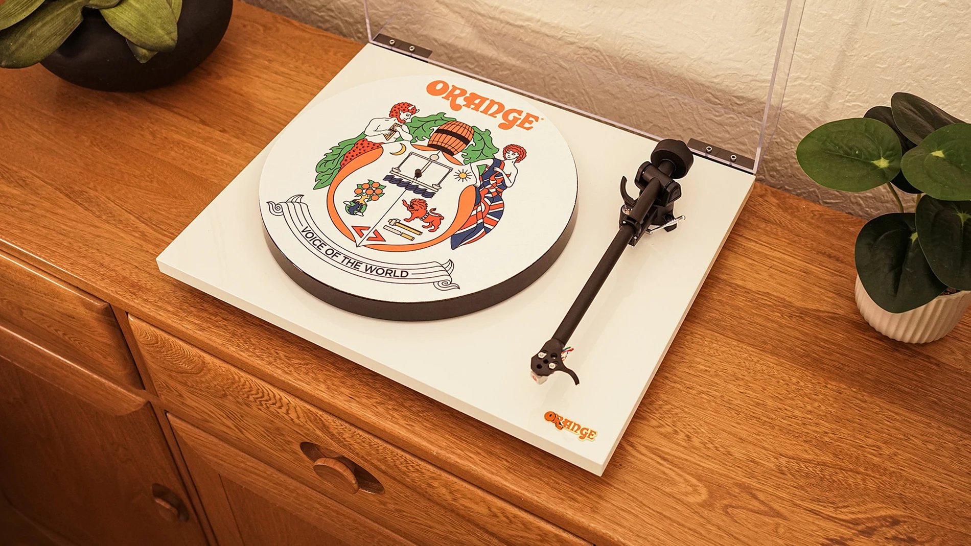 Puede no ser un amplificador de guitarra, pero el diseño de este tocadiscos es 100% Orange