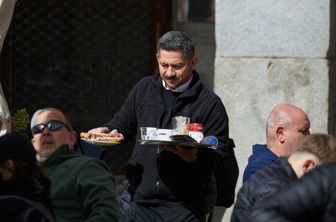 El sector servicio lidera el descenso del paro