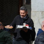 El sector servicio lidera el descenso del paro