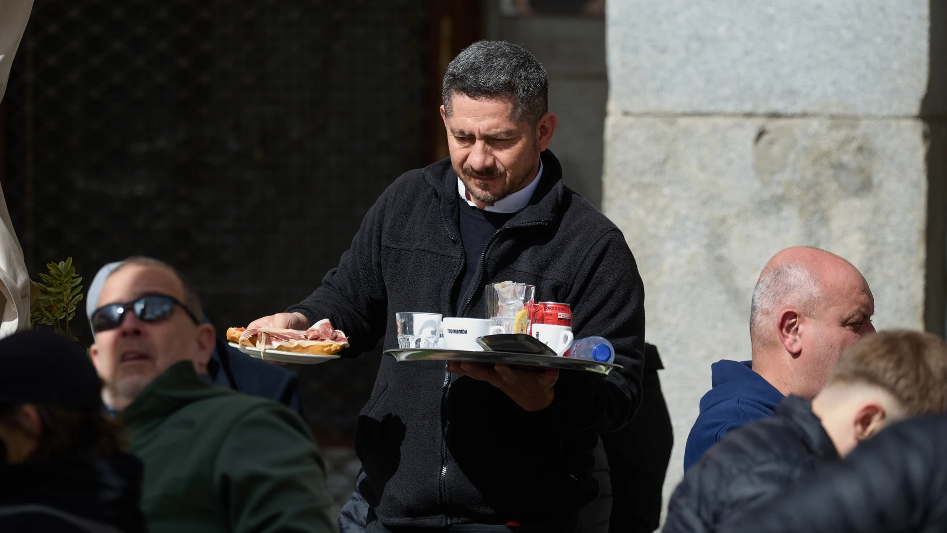 El sector servicio lidera el descenso del paro