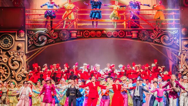 Una obra tipo Broadway, interpretada por 470 amateurs, para el que todavía quedan algunas entradas
