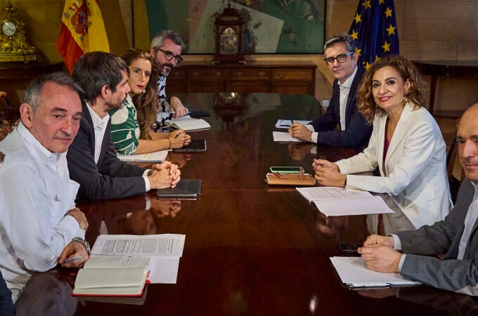 Reunion del PSOE (Maria Jesus Montero y Felix Bolaños) y Sumar (Ernest Urtasún) en la comisión sobre el pacto 