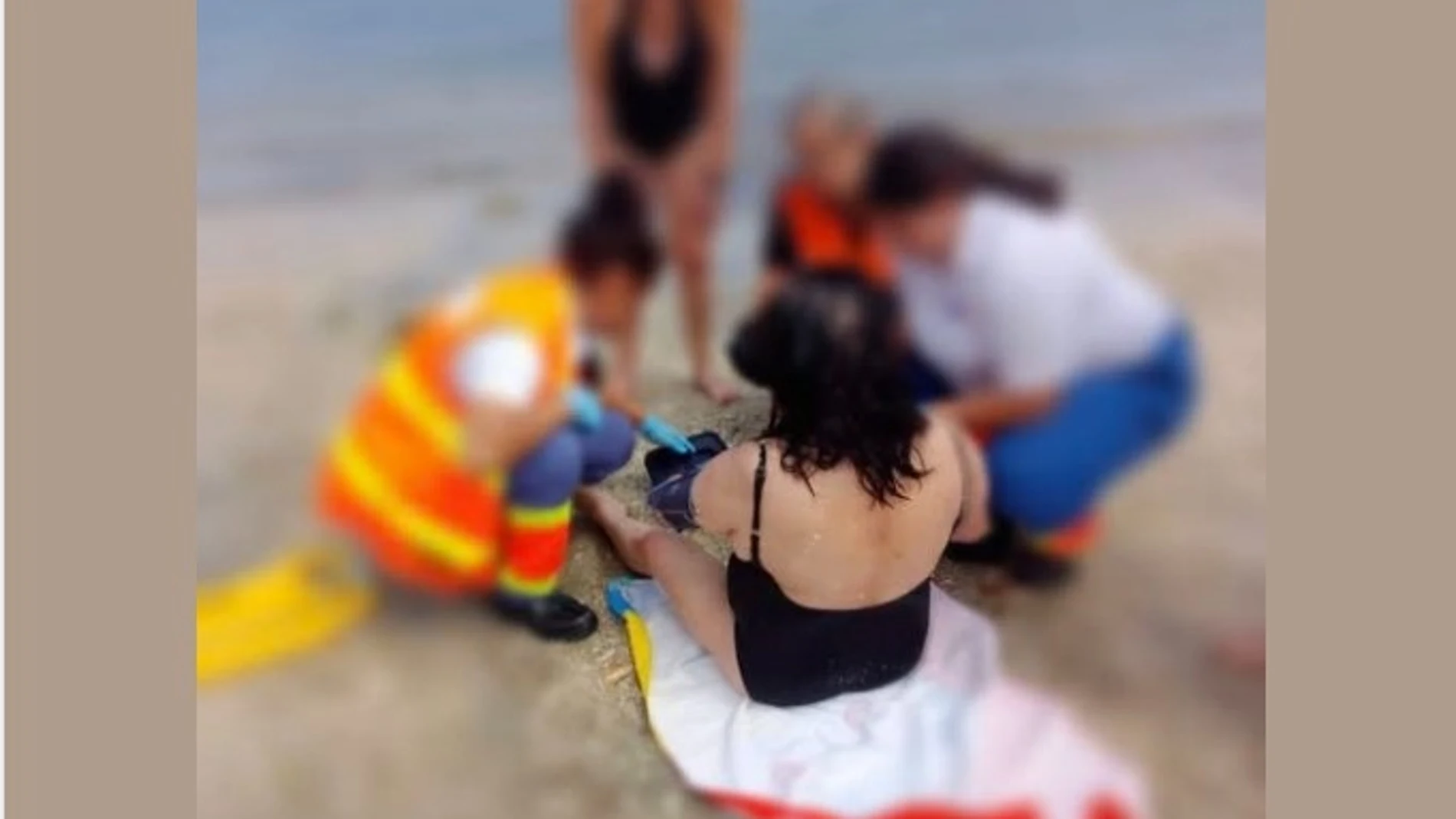 Sanitarios atienden a la bañista en la playa de A Mosqueira, en Moaña (Pontevedra). REMITIDA / HANDOUT por AGRUPACIÓN DE PROTECCIÓN CIVIL DE MOAÑA Fotografía remitida a medios de comunicación exclusivamente para ilustrar la noticia a la que hace referencia la imagen, y citando la procedencia de la imagen en la firma 02/07/2025