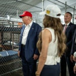 Trump visita centro de migrantes en humedal de Florida en medio de burlas sobre caimanes