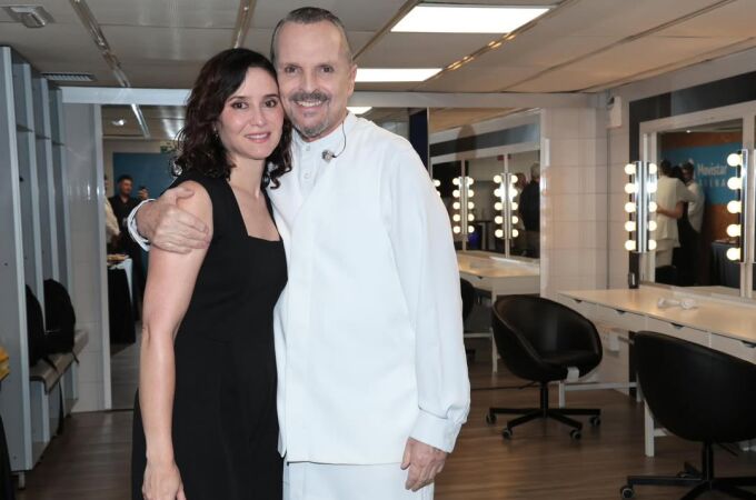 Ayuso junto a Miguel Bosé.
