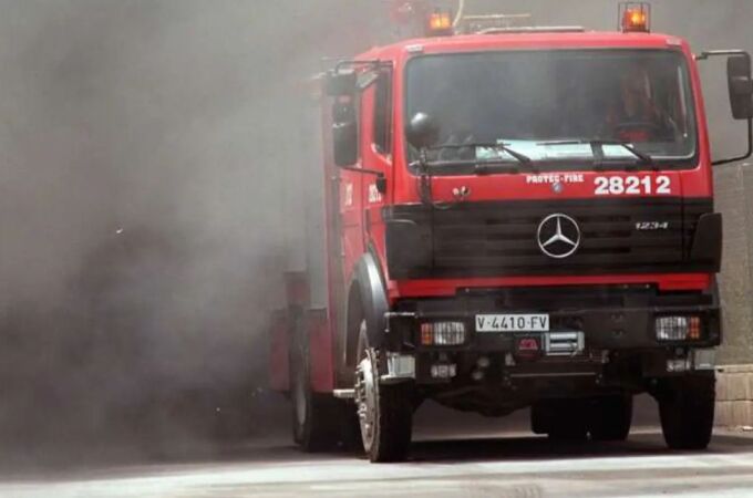 Un camión de bomberos entre una gran humareda.