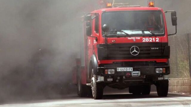 Un camión de bomberos entre una gran humareda.