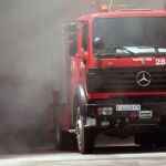 Un camión de bomberos entre una gran humareda.