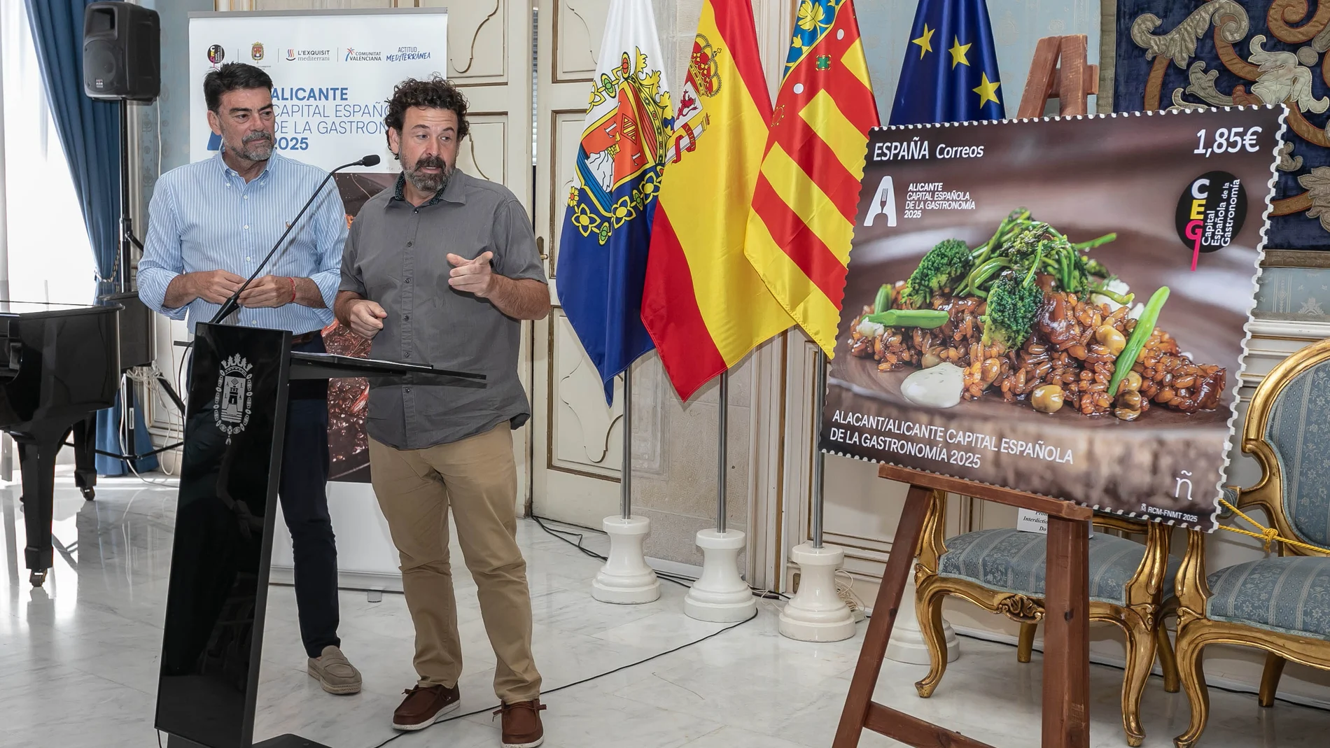 El alcalde de Alicante, Luis Barcala, y el chef Dani Frìas, presentan el sello de Alicante como Capital de la Gastronomía de España
