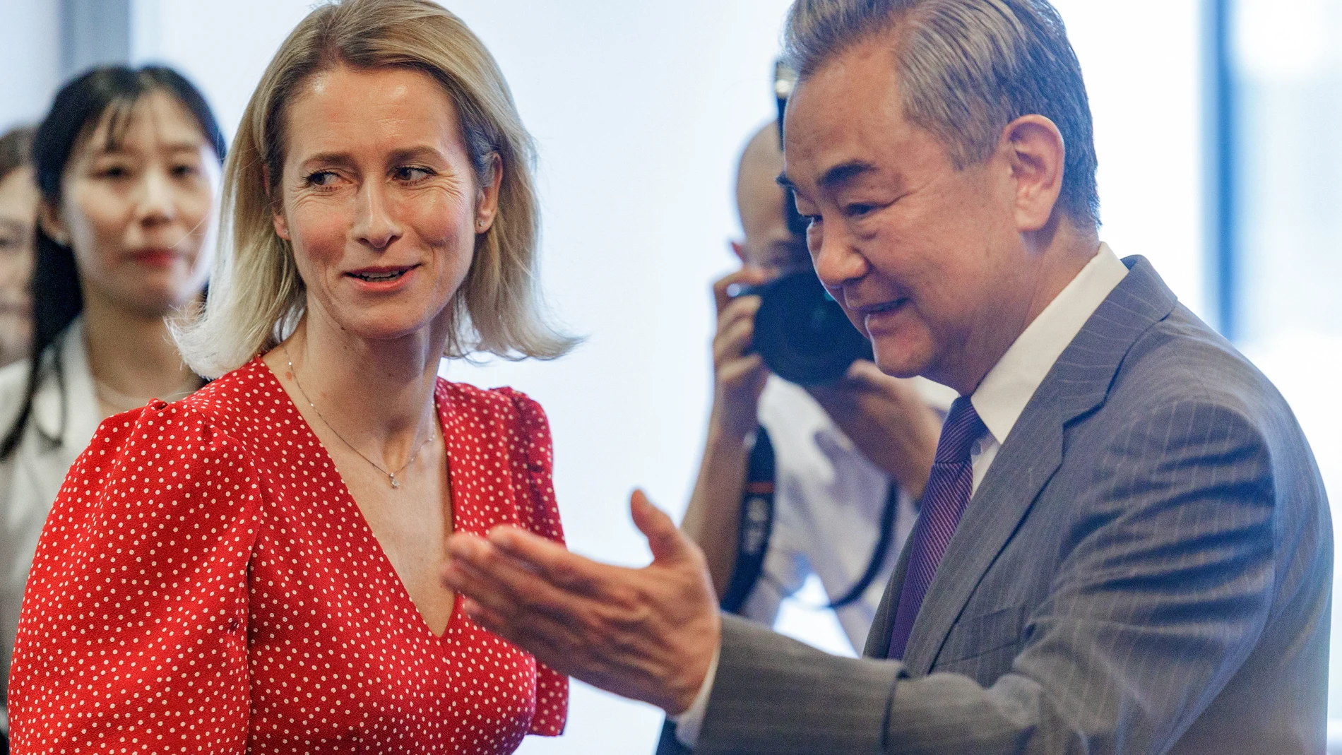 Brussels (Belgium), 02/07/2025.- European Union's High Representative for Foreign Affairs and Security Policy, Kaja Kallas (L) welcomes Chinese Foreign Minister Wang Yi (R) during his visit to the EU institutions in Brussels, Belgium, 02 July 2025. (Bélgica, Bruselas) EFE/EPA/OLIVIER MATTHYS