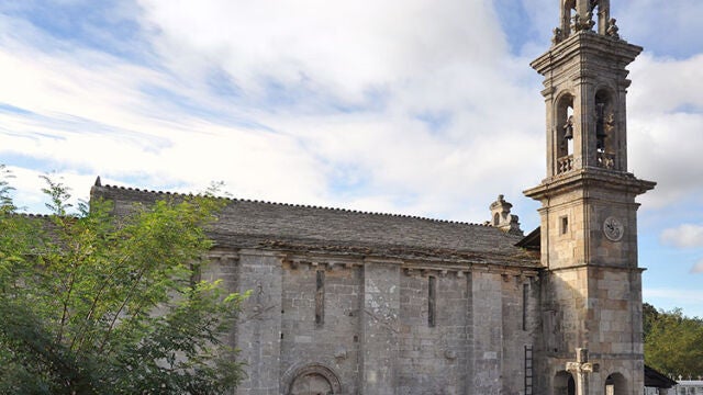 Un claustro, tres sepulcros y un río: así es este histórico monasterio lucense