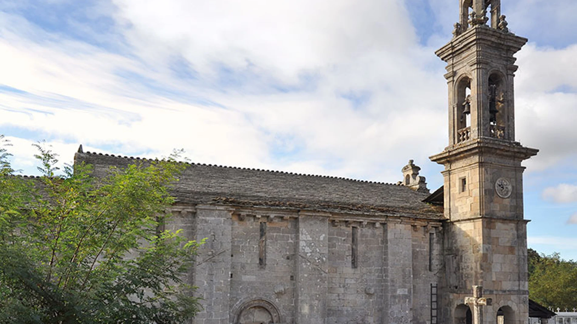 Un claustro, tres sepulcros y un río: así es este histórico monasterio lucense