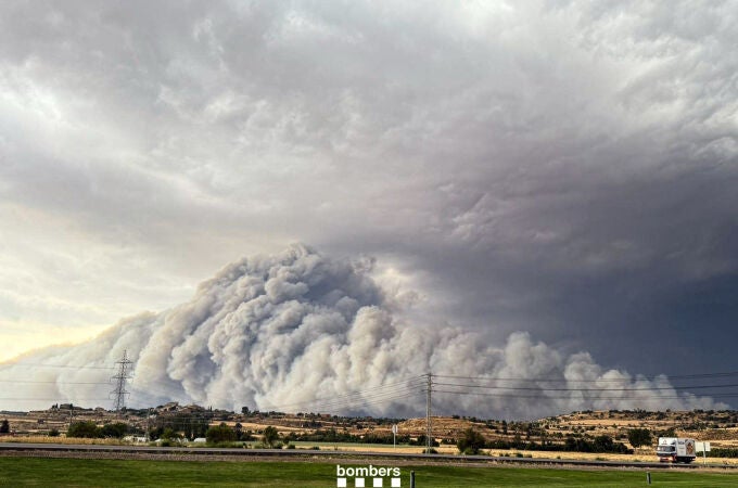 Humo derivado del incendio en Lleida