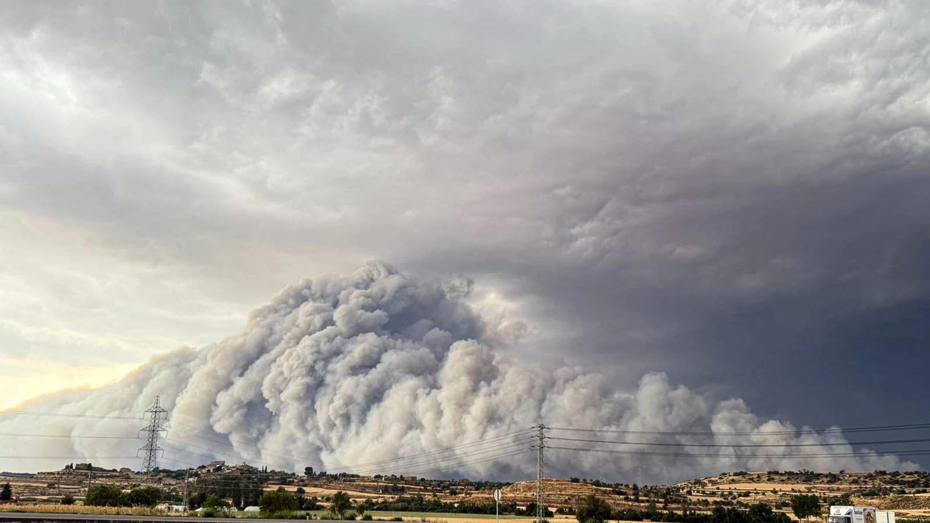 Humo derivado del incendio en Lleida