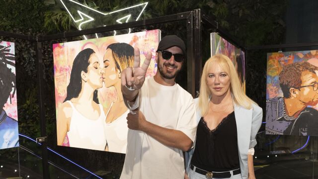 El escritor Carlos Barea y la galerista Topacio Fresh, ayer, en el Cupra City Garage de Madrid