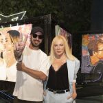 El escritor Carlos Barea y la galerista Topacio Fresh, ayer, en el Cupra City Garage de Madrid