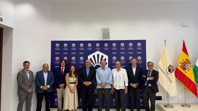 Los representantes de la Universidad de Córdoba y de Caja Rural del Sur tras la firma del acuerdo