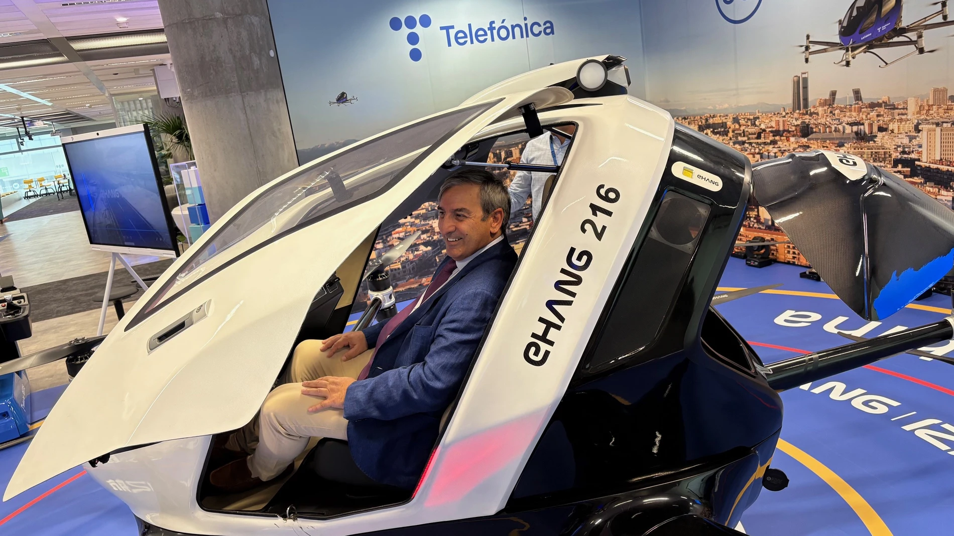 José Luis Sanz Merino visita La Cabina, el espacio de inspiración tecnológica de Telefónica