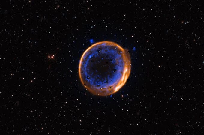 Esta imagen, tomada con el Very Large Telescope (VLT) del ESO, muestra el remanente de supernova SNR 0509-67.5. Se trata de los restos en expansión de una estrella que explotó hace cientos de años en una doble detonación, la primera evidencia fotográfica de que las estrellas pueden morir con dos estallidos. El calcio aparece en azul y se dispone en dos capas concéntricas. Estas dos capas indican que la estrella ahora muerta explotó mediante una doble detonación.