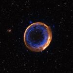 Esta imagen, tomada con el Very Large Telescope (VLT) del ESO, muestra el remanente de supernova SNR 0509-67.5. Se trata de los restos en expansión de una estrella que explotó hace cientos de años en una doble detonación, la primera evidencia fotográfica de que las estrellas pueden morir con dos estallidos. El calcio aparece en azul y se dispone en dos capas concéntricas. Estas dos capas indican que la estrella ahora muerta explotó mediante una doble detonación.