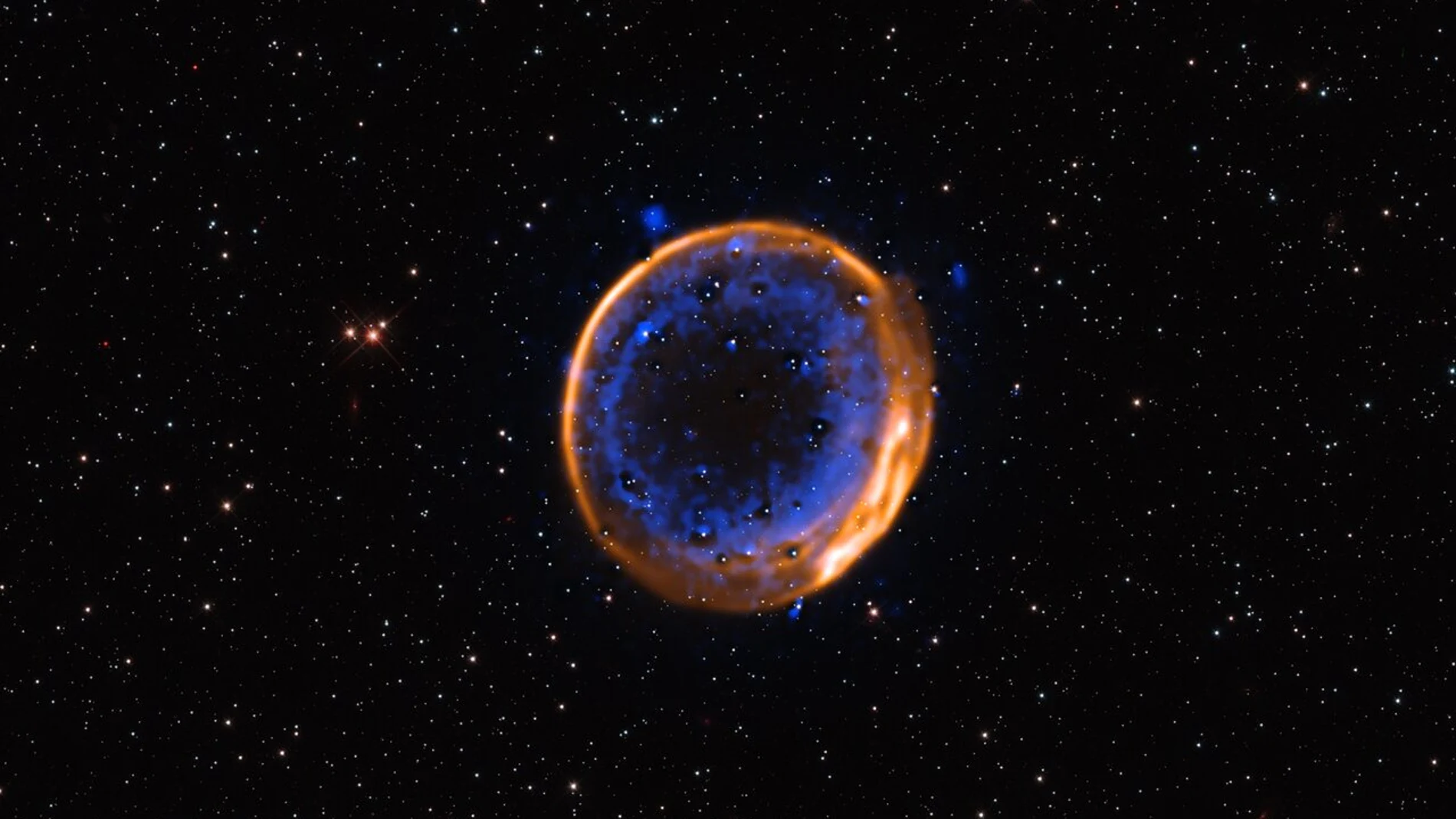 Esta imagen, tomada con el Very Large Telescope (VLT) del ESO, muestra el remanente de supernova SNR 0509-67.5. Se trata de los restos en expansión de una estrella que explotó hace cientos de años en una doble detonación, la primera evidencia fotográfica de que las estrellas pueden morir con dos estallidos. El calcio aparece en azul y se dispone en dos capas concéntricas. Estas dos capas indican que la estrella ahora muerta explotó mediante una doble detonación.