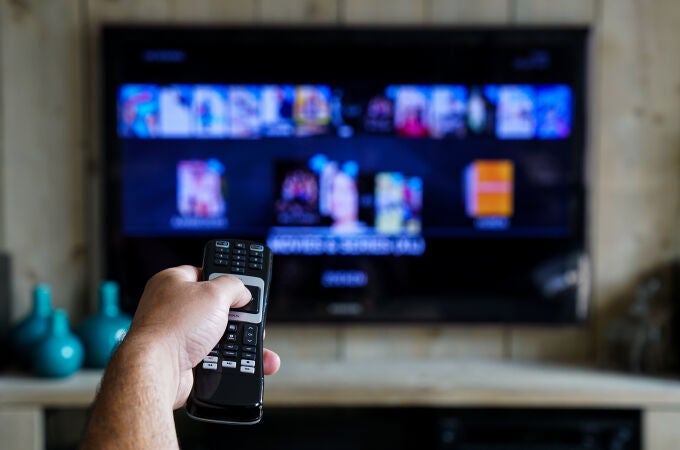 A pesar de que la televisión ha evoluciona con el paso de los años, sigue encendiéndose sola aunque no usemos el mando a distancia